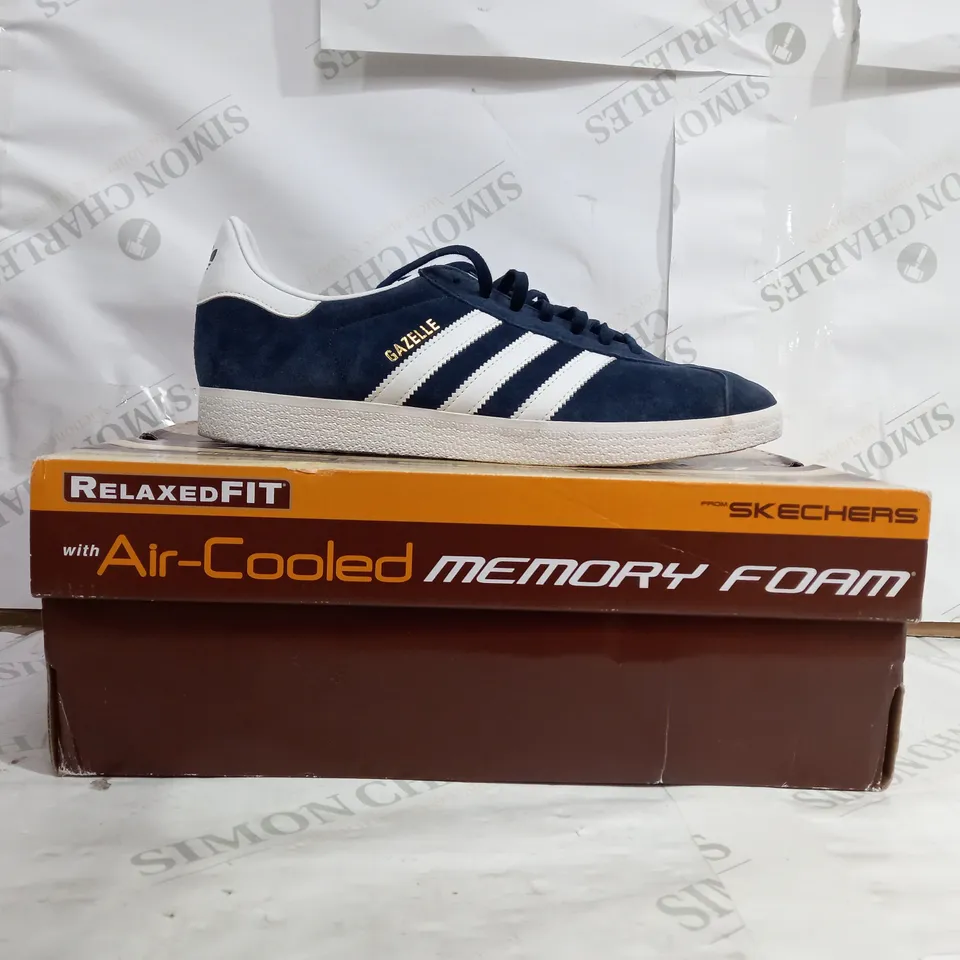 PAIR OF ADIDAS GAZELLES IN NAVY BLUE & WHITE - UK SIZE 9