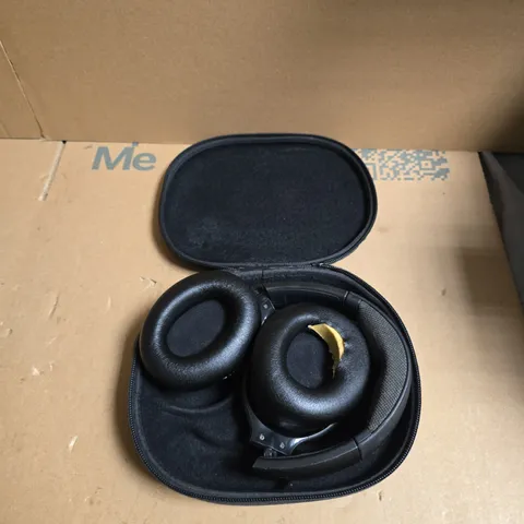 WIRELESS HEADPHONES WITH CASE 