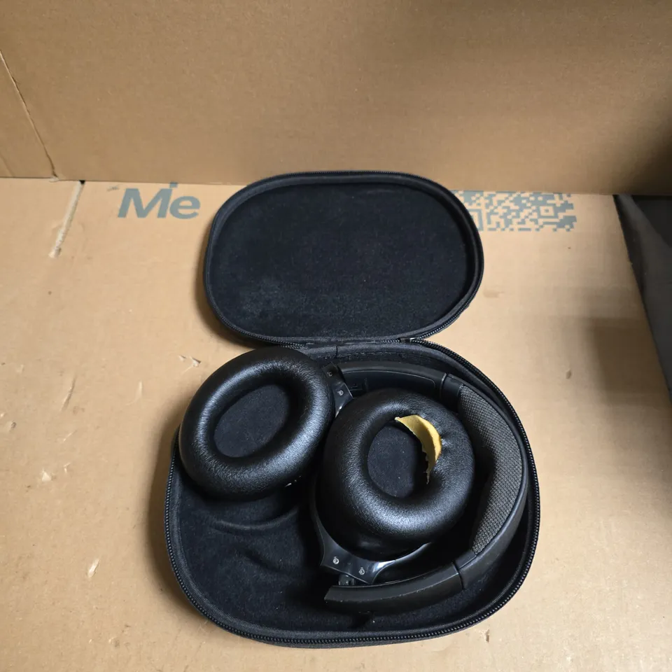 WIRELESS HEADPHONES WITH CASE 