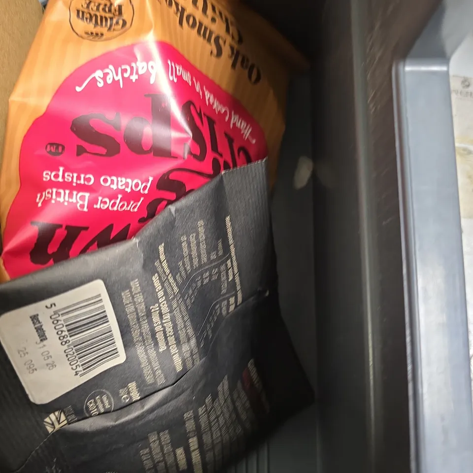 APPROXIMATELY 5 ASSORTED FOOD ITEMS TO INCLUDE - CARTWRIGHT GIFT TIN, OLLY'S SOUR CREAM & ONION PRETZEL ETC