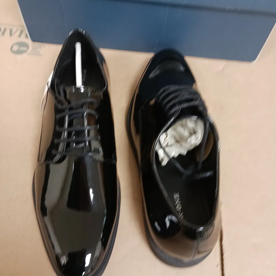 BOXED PAIR OF PIER ONE MENS SHOES IN BLACK - UK 8