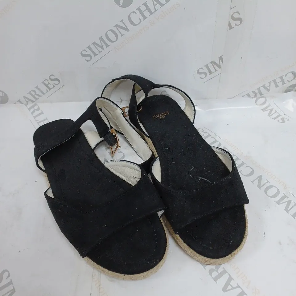 BOX OF APPROXIMATELY 10 ASSORTED CLOTHING PRODUCTS IN VARIOUS SIZES TO INCLUDE SHOES, SHIRTS, PANTS ETC