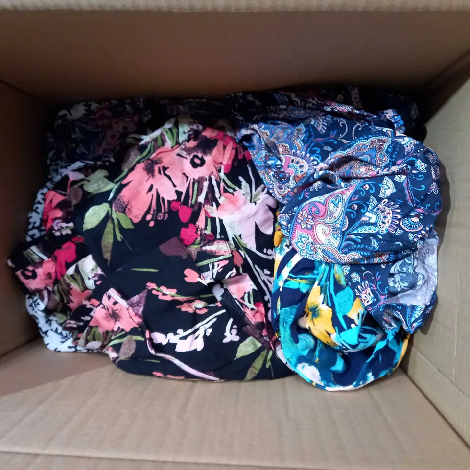BOX OF APPROXIMATELY 10 ASSORTED ITEMS OF CLOTHING IN VARIOUS STYLES AND SIZES TO INCLUDE D&CO. BEACH, RUTH LANGSFORD, WHITE STUFF, ETC