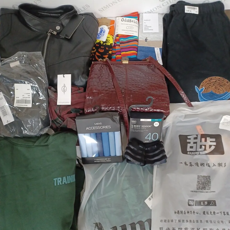 LARGE BOX OF ASSORTED BAGGED AND UNBAGGED CLOTHING TO INCLUDE STRADIVARIUS, BOOHOOMAN AND ODDBALLS