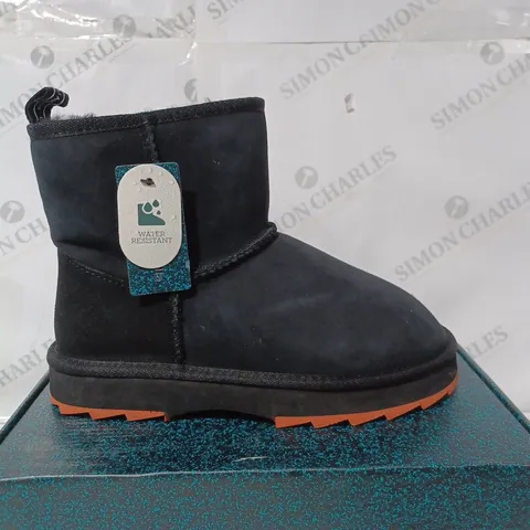 EMU AUSTRAILIA BLACK CROC SHARKY MINI BOOTS - SIZE 6 - BOXED