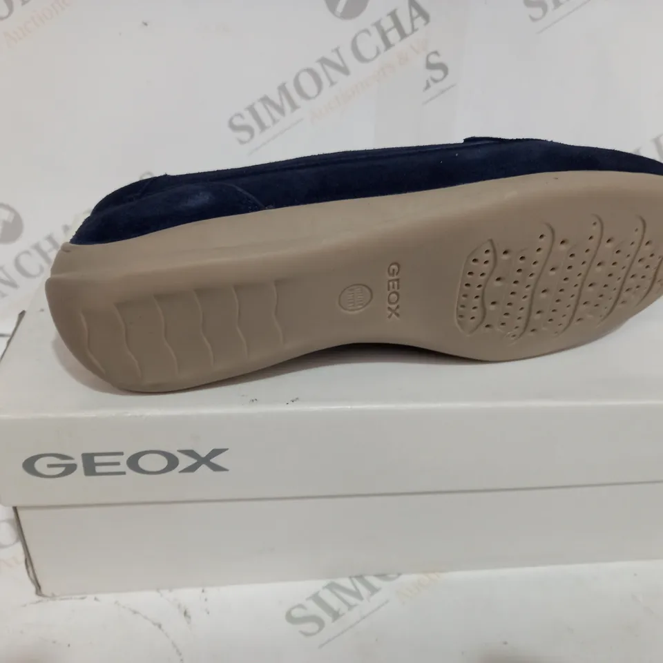 BOXED GEOX SUEDE NAVY LOAFER SHOE - SIZE 3 