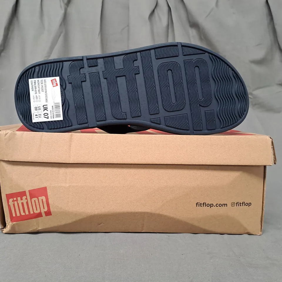 BOXED PAIR OF FITFLOP LEATHER FLATFORM TOE-POST SANDALS IN NAVY UK SIZE 7