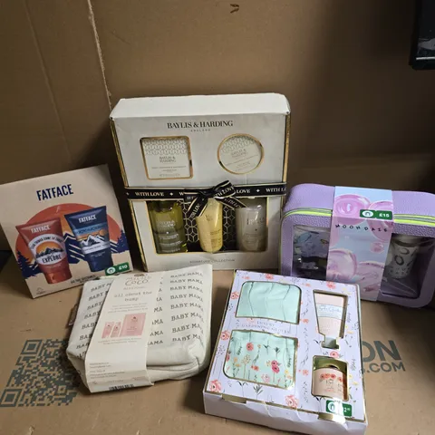 BOX OF APPROXIMATELY 15 BATH AND BODY GIFT SETS TO INCLUDE BAYLIS & HARDING, FATFACE AND MOON DAZE