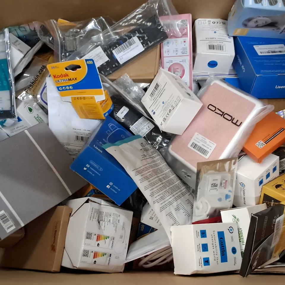 LARGE QUANTITY OF ASSORTED ITEMS TO INCLUDE LED BULBS, WIRELESS EARBUDS AND MEDIA ITEMS