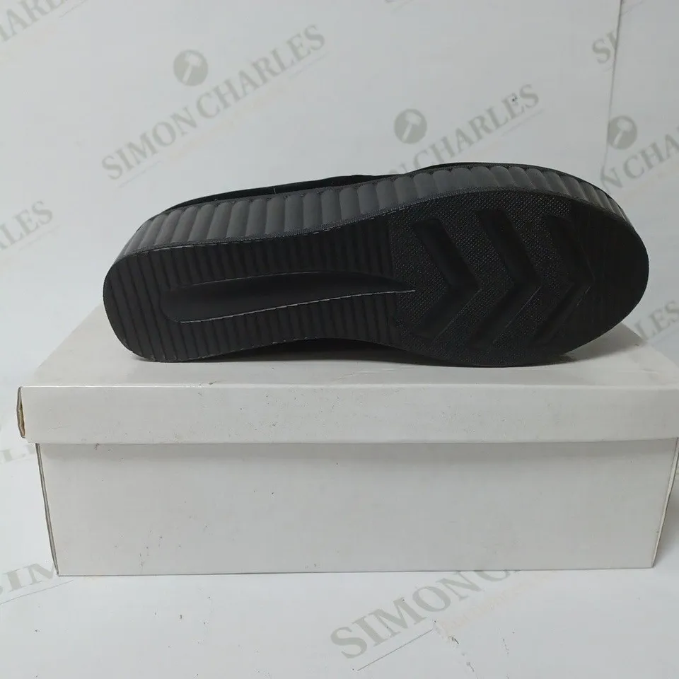 BOXED PAIR OF SKO BY A&B PLATFORM SHOES IN BLACK SUEDE SIZE 38 
