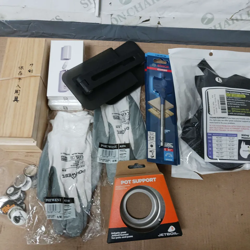  APPROXIMATELY 10 ASSORTED HOUSE HOLD ITEMS TO INCLUDE -  WORKING GLOVES - TABLET STAND - TOOL BITS