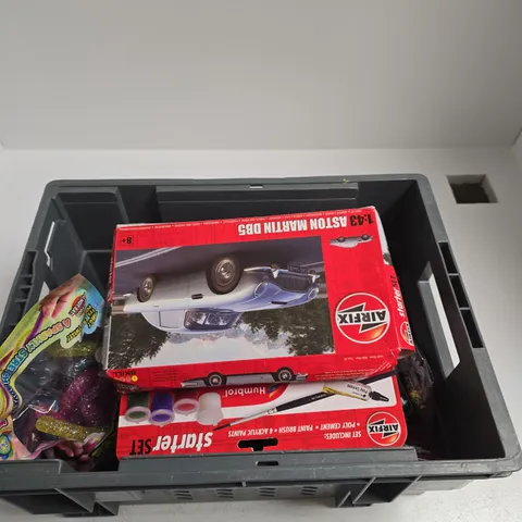 TOTE OF APPROXIMATLEY 15 ASSORTED ITEMS INCLUDING AIRFIX ASTON MARTIN DB5, STAR LIGHT STRETCHY NOODLES AND CRAYOLA CHALK 'N DUSTER