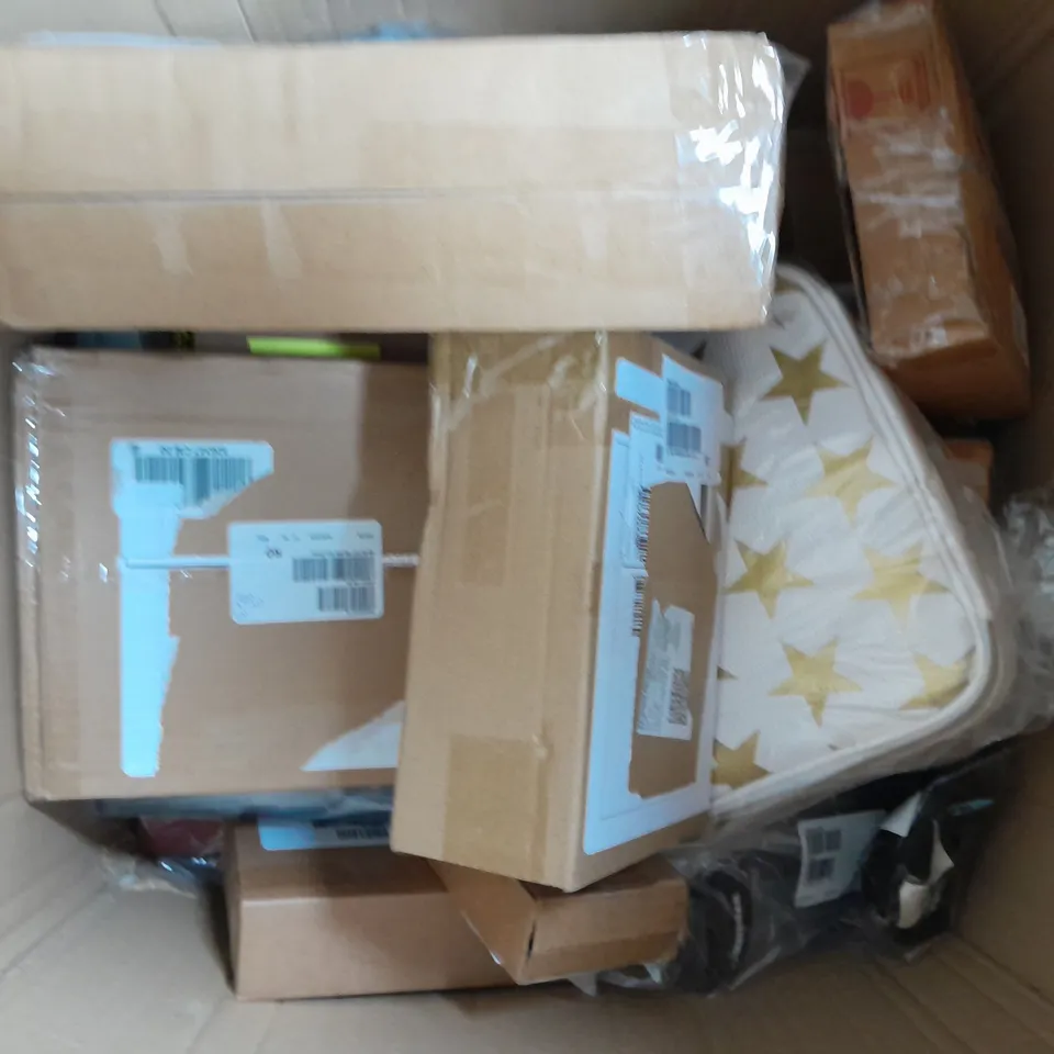 BOX OF APPROXIMATELY 10 ASSORTED HOUSEHOLD ITEMS TO INCLUDE GLASSES, ETC