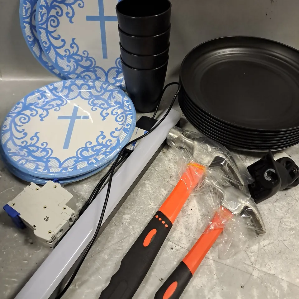 ASSORTED HOUSEHOLD ITEMS TO INCLUDE PLATES, CUPS, HAMMERS, ETC 