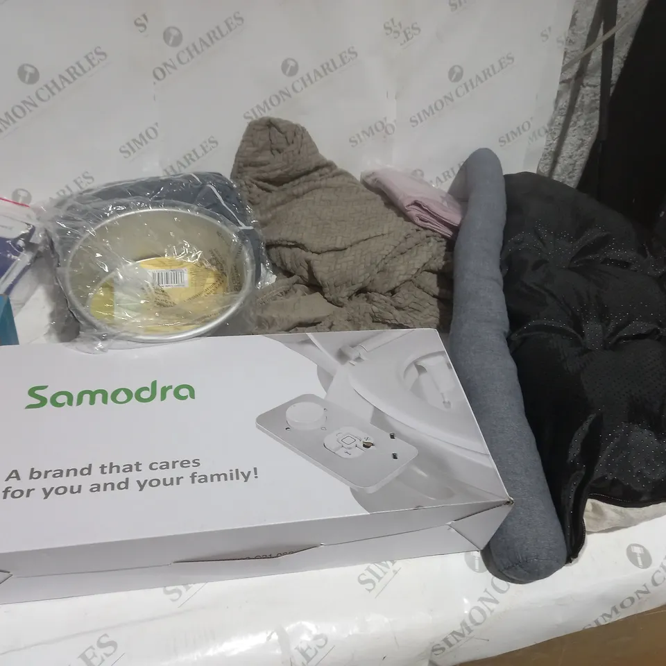 CAGE OF APPROXIMATELY 18 ASSORTED ITEMS TO INCLUDE A PAIR OF GOLFING GLOVES, A BIDEMT ATACHMENT AND A PET BED = COLLECTION ONLY