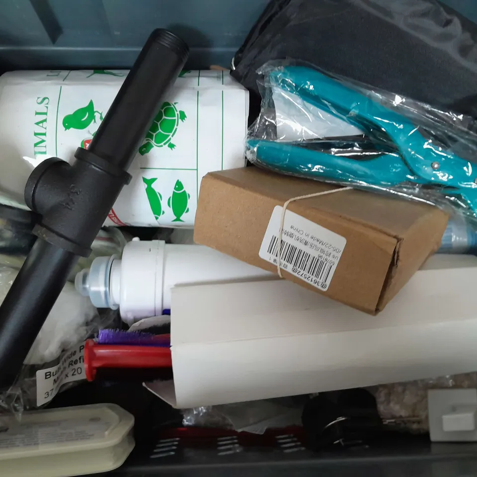 APPROXIMATELY 10 ASSORTED HOUSEHOLD ITEMS TOO INCLUDE, river padlock, cloud 9 , ETC 