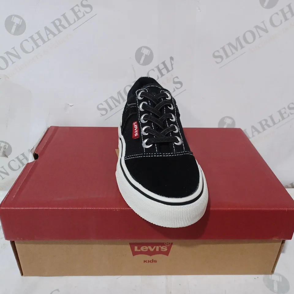 BOXED LEVIS PHILLY CANVAS LOW CHILDRENS TRAINER - UK 10 1/2 