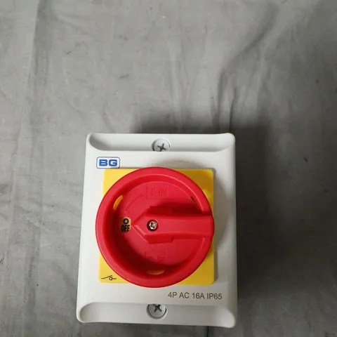 BG ELECTRICAL ROTARY ISOLATOR 4P AC 16A IP65 – WHITE WALL PLATE