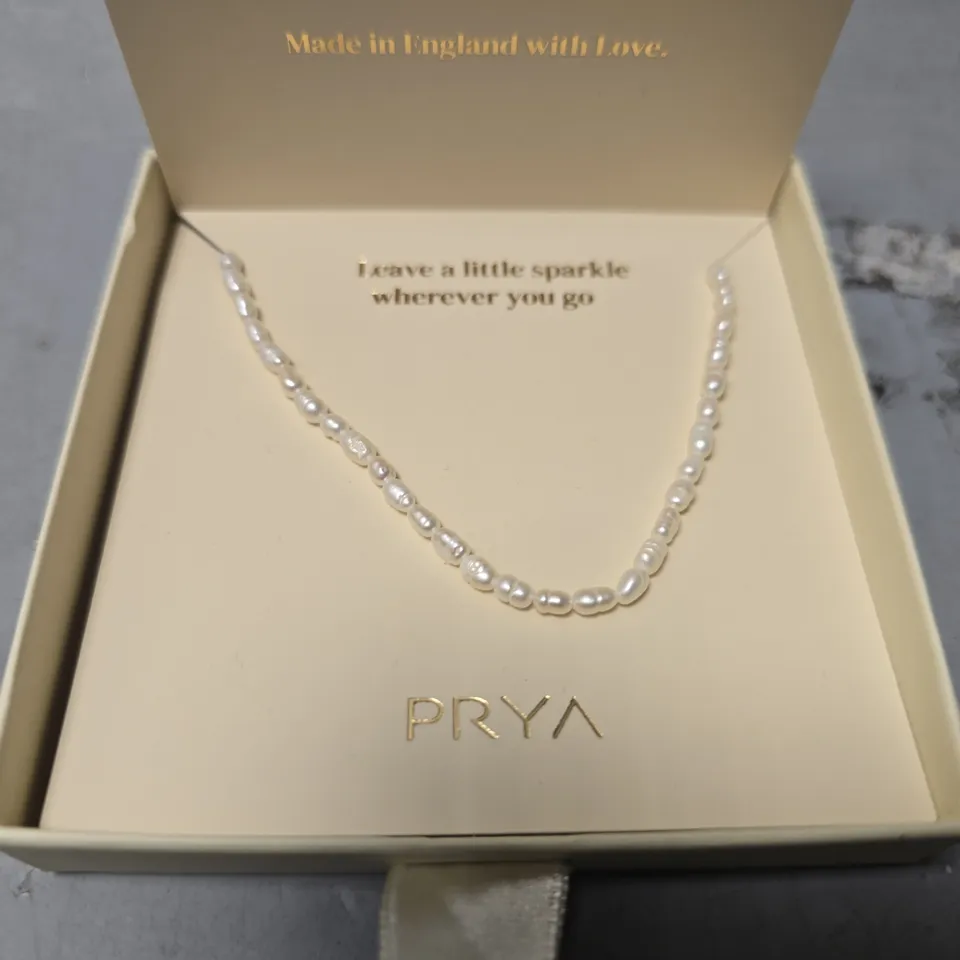 BOXED PRYA WHITE & GOLDEN CHOKER 
