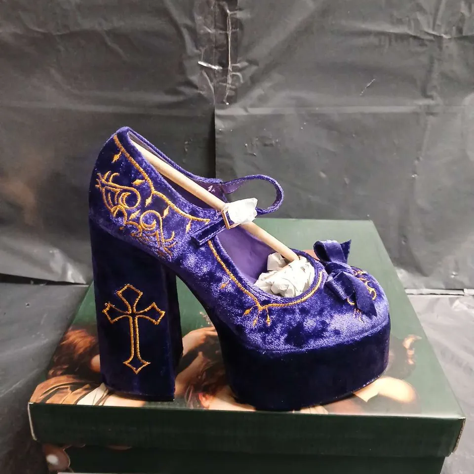 BOXED PAIR OF KOI PURPLE VELVET PLATFORM HEELS WITH GOLD EMBROIDERY & BOW – UK SIZE 3 
