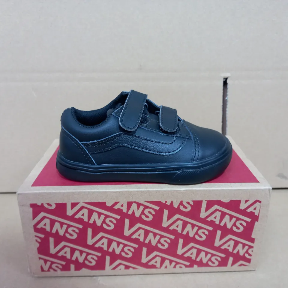BOXED PAIR OF CHILDRENS SIZE 6 VANS BLACK SHOES