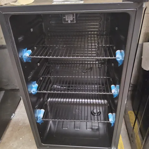 COMFEE' RCZ96BG1(E) UNDER COUNTER BEER & DRINKS FRIDGE - 93L CAPACITY, HOLDS UP TO 115 CANS, PREMIUM TEMPERATURE PERFORMANCE (2℃ TO 15℃), FULL LENGTH LOW-E GLASS & LED LIGHTS, LOW NOISE