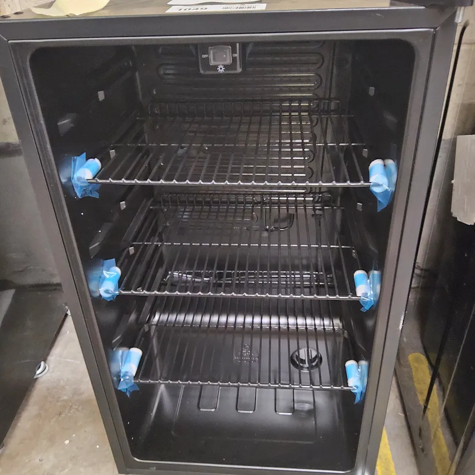 COMFEE' RCZ96BG1(E) UNDER COUNTER BEER & DRINKS FRIDGE - 93L CAPACITY, HOLDS UP TO 115 CANS, PREMIUM TEMPERATURE PERFORMANCE (2℃ TO 15℃), FULL LENGTH LOW-E GLASS & LED LIGHTS, LOW NOISE