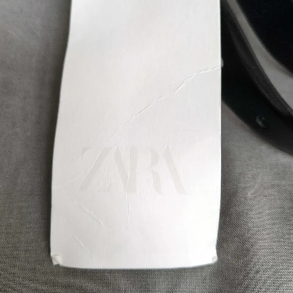 ZARA LEATHER BELT WITH GOLD-TONE BUCKLE