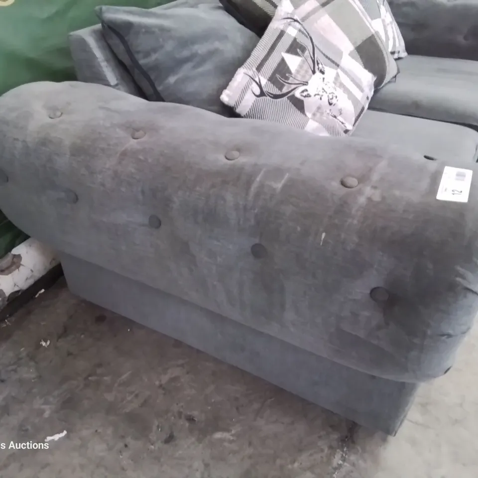 DESIGNER CHESTERFIELD STYLE TWO SEATER SOFA WITH SCATTER CUSHIONS GREY FABRIC
