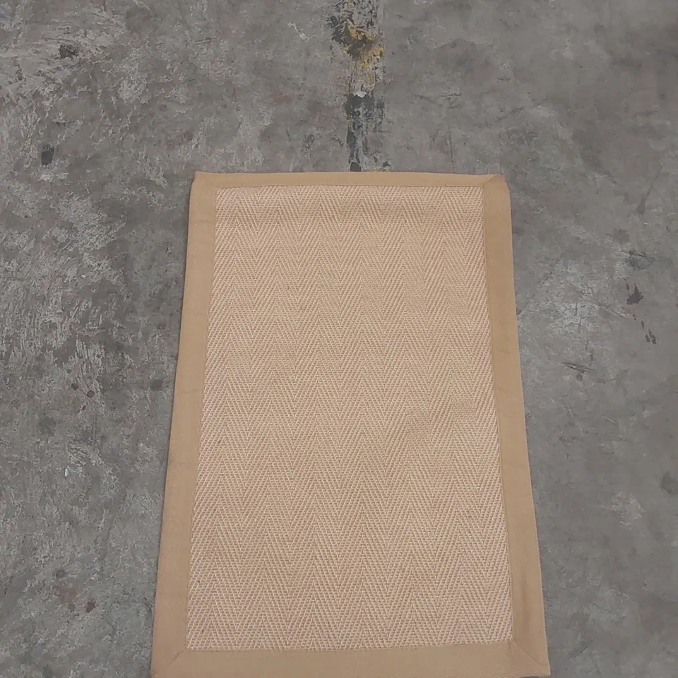 QUALITY DESIGNER AREA RUG - APPROXIMATELY 90 CM X 60 CM