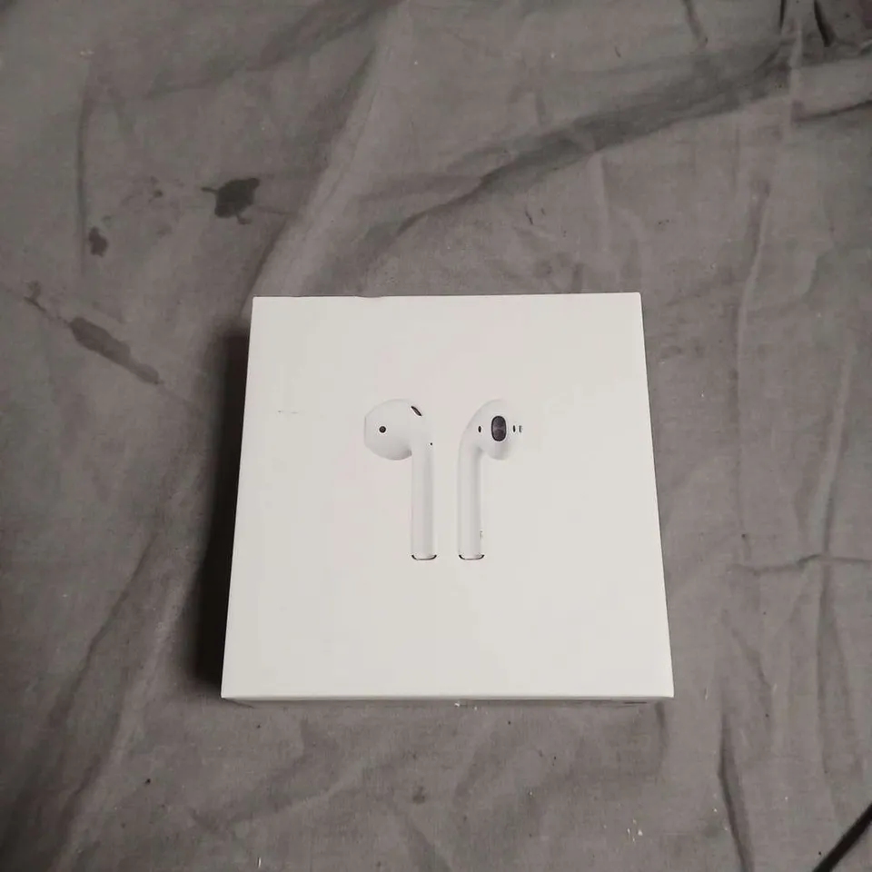 APPLE AIRPODS WITH CHARGING CASE