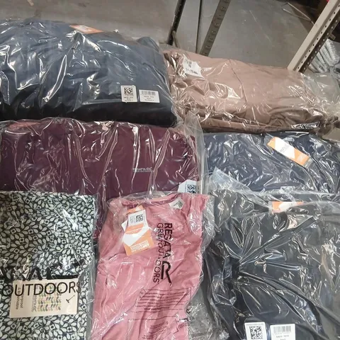 APPROXIMATELY 18 ITEMS OF ASSORTED REGATTA/DARE2B CLOTHING AND ACCESSORIES