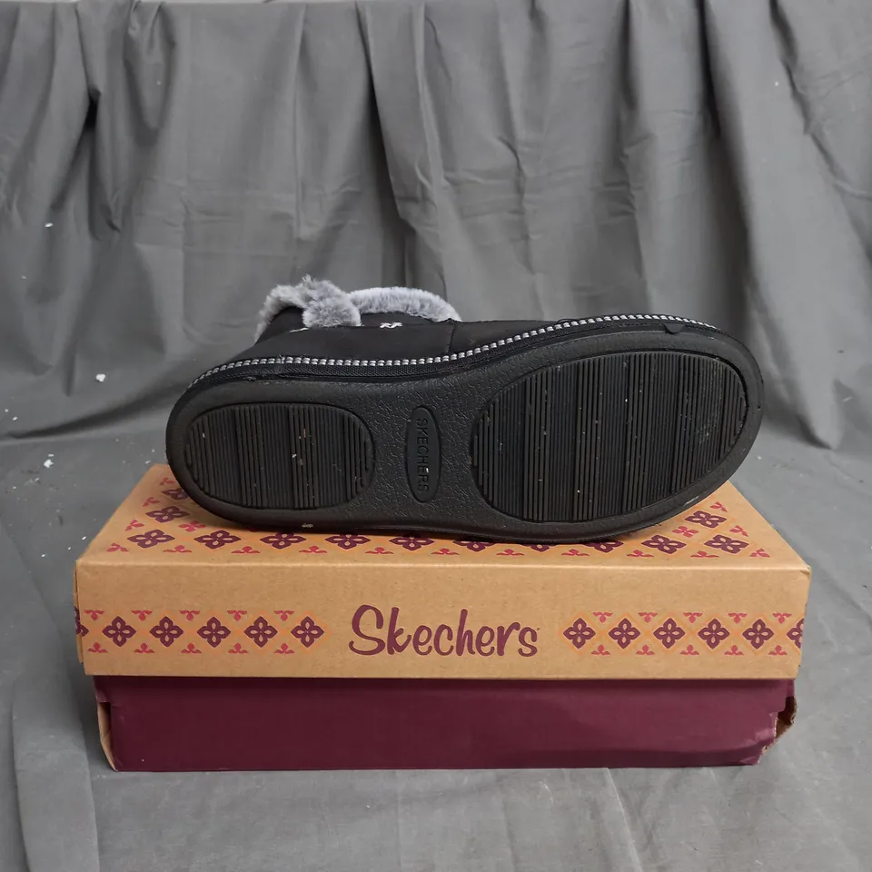 BOXED PAIR OF SKECHERS COZY CAMPFIRE SLIPPER BOOTS IN BLACK SIZE 4