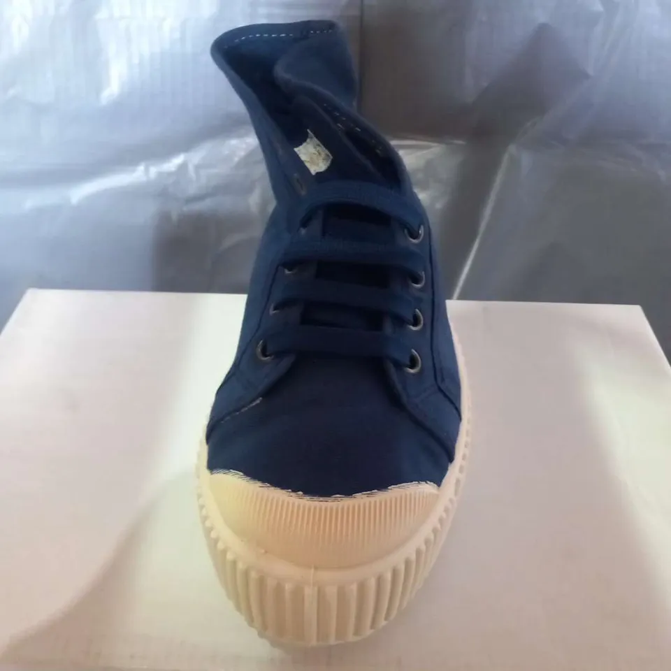 BOXED SOLEA BUMPY WHITE/NAVY CANVAS SNEAKERS SIZE 7