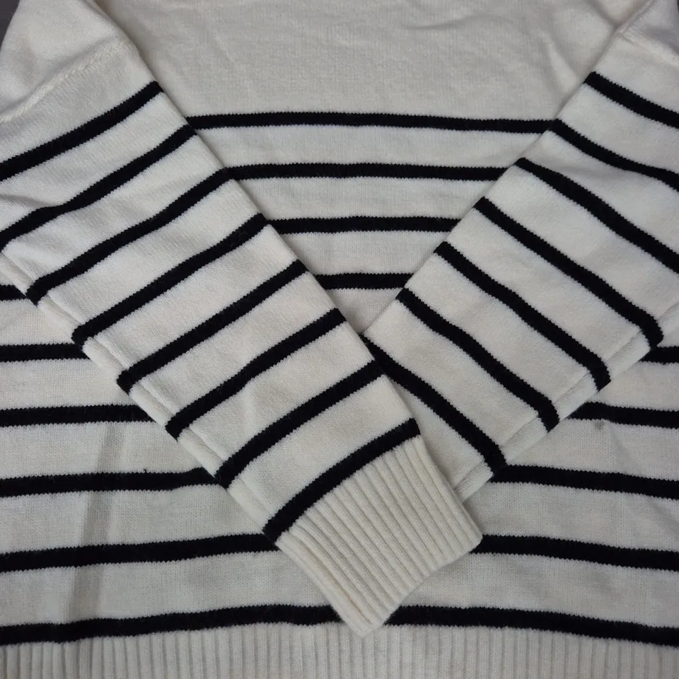 CIDER LONG SLEEVE TURTLENECK SWEATSHIRT IN CREAM/BLACK STRIPES SIZE MEDIUM