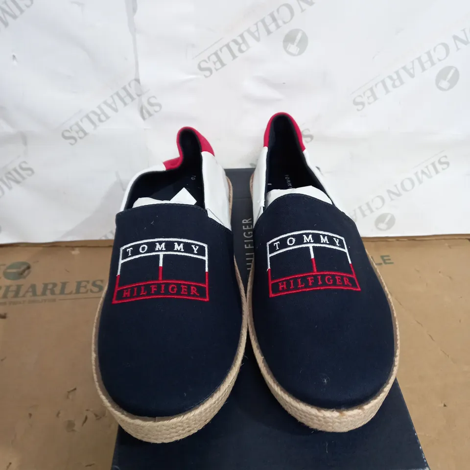 BOX PAIR OF TOMMY HILFIGER COLOR LOCK ESPADRILLE SIZE 43