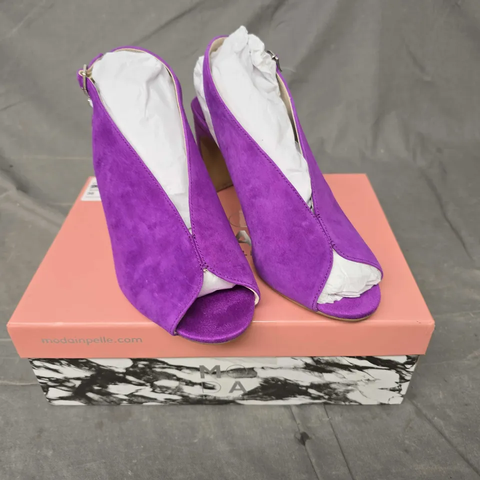 BOXED PAIR OF MODA IN PELLE PEEP TOE SHOES IN PURPLE - 5