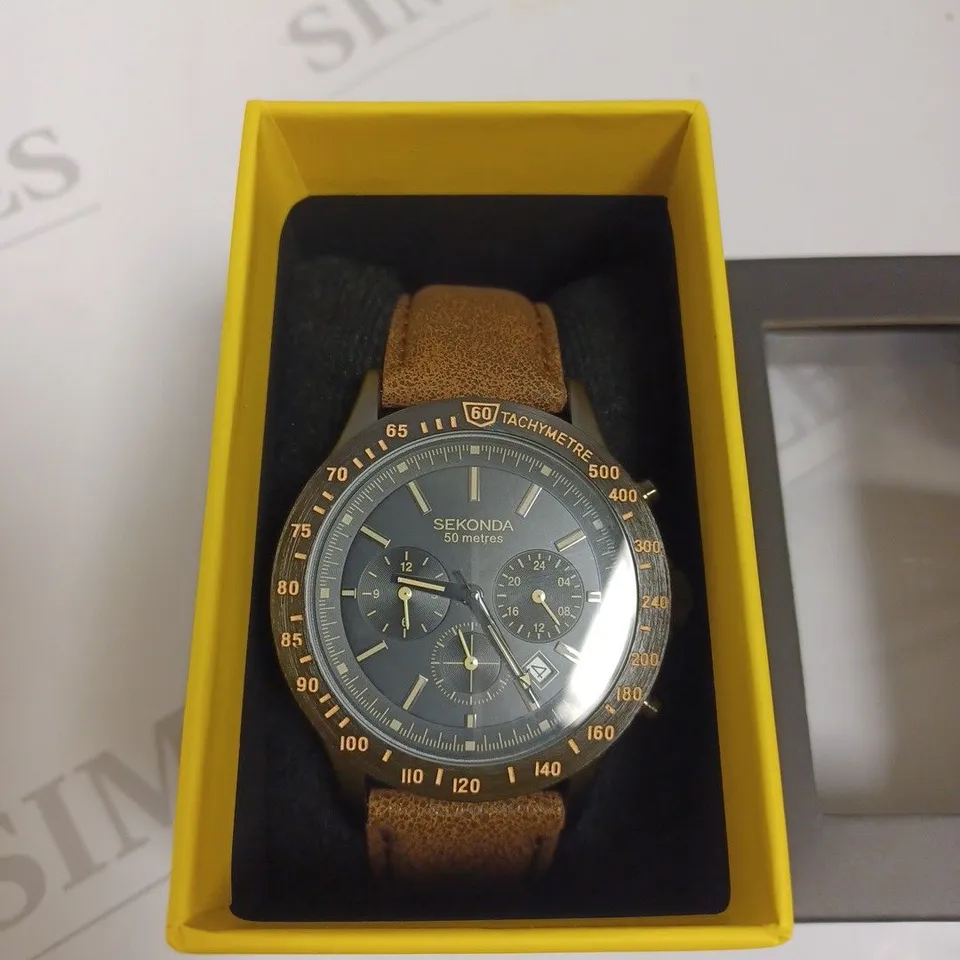 BOXED SEKONDA GENTS BLACK DIAL SPORTS WATCH WITH GENUINE LEATHER STRAP - BROWN