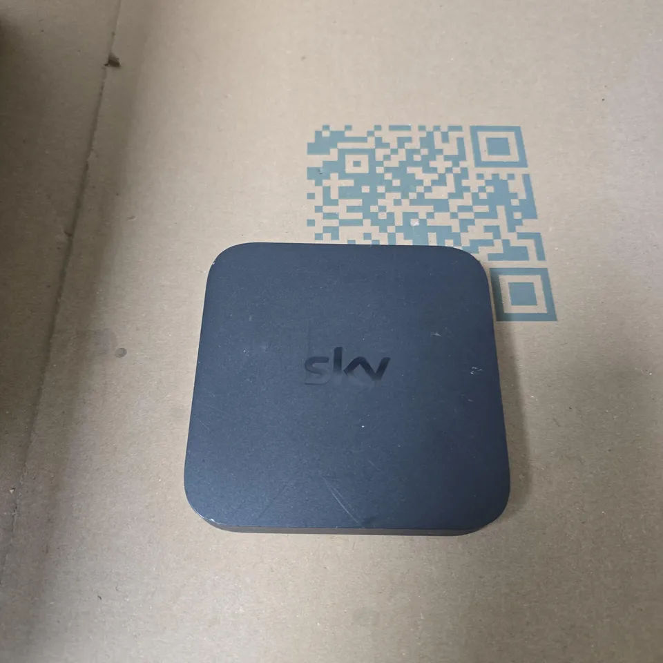 TOTE OF APPROXIMATELY 15 ASSORTED ITEMS TO INCLUDE: SKY ROUTER 