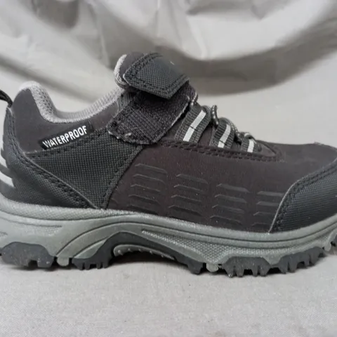 BOXED PAIR OF TRESPASS KIDS SHOES IN BLACK UK SIZE 10