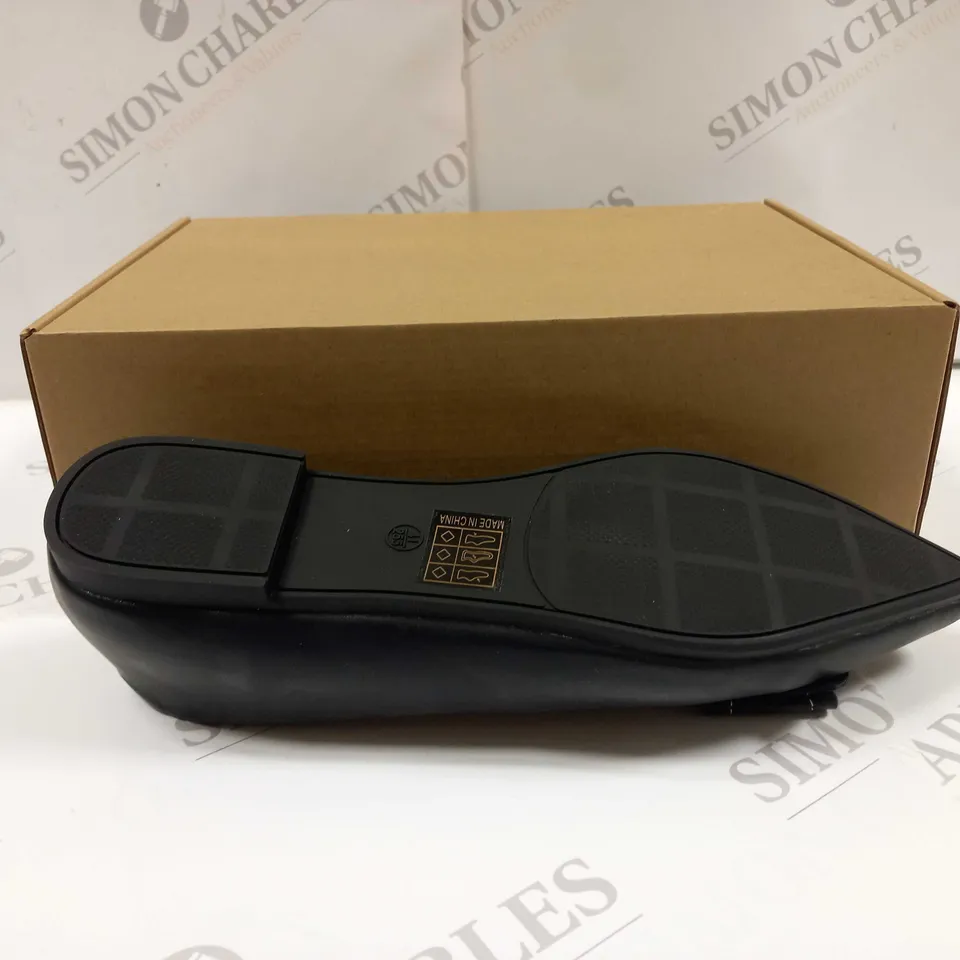 BOXED PAIR OF UNBRANDED WOMEN SHOES UK SIZE 7