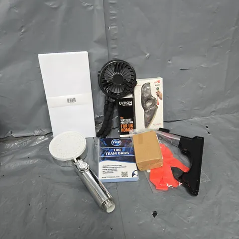 APPROXIMATELY 15 ASSORTED HOUSEHOLD ITEMS TO INCLUDE SHOWER HEAD, MINI COOLING FAN, TFF TEAM BAGS, ETC