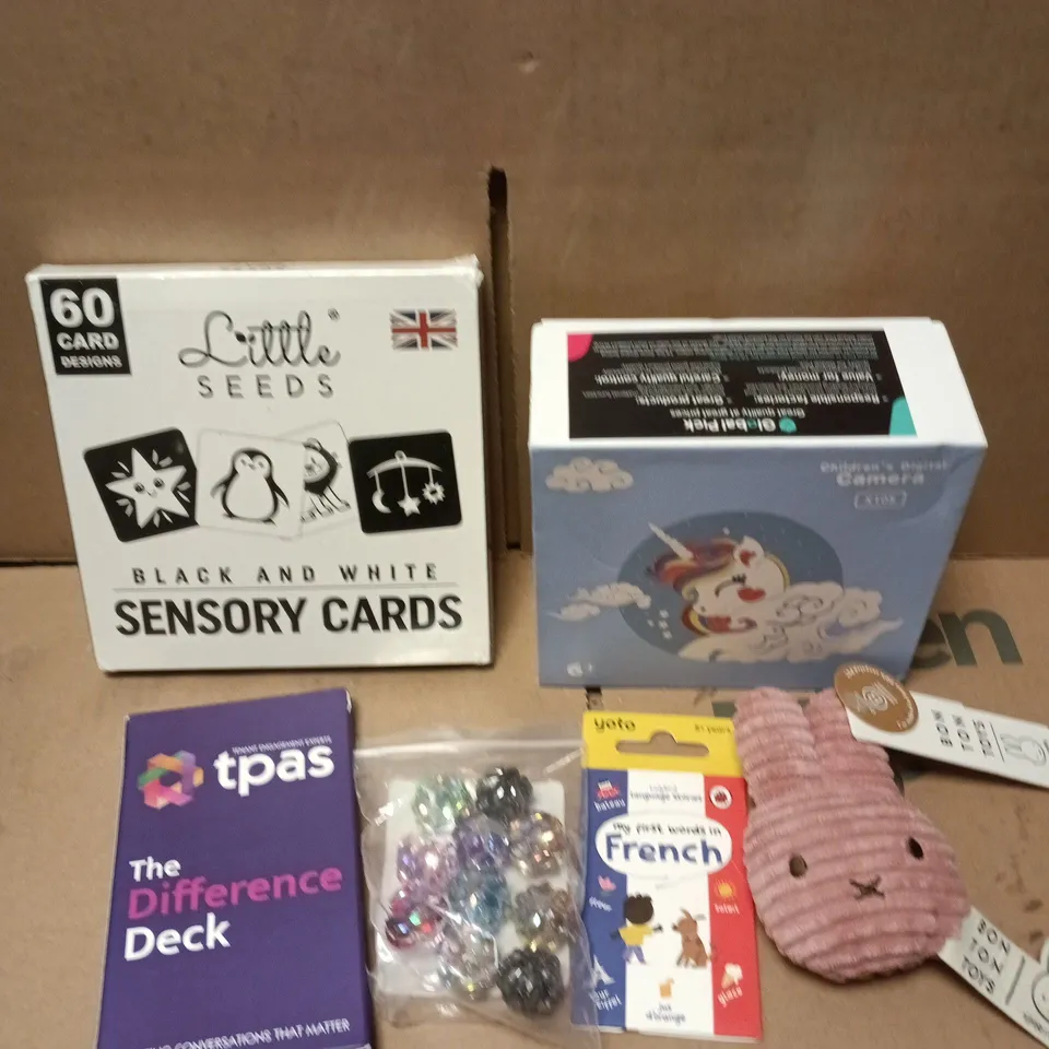 APPROXIMATELY 15 ASSORTED TOYS & GAMES PRODUCTS TO INCLUDE SENSORY CARDS, PLUSH TOY, MINI FIGURE ETC 