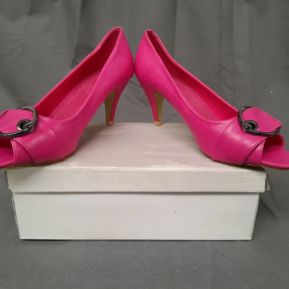 BOXED PAIR OF DESIGNER OPEN TOE MID HEELED SHOES IN FUCHSIA EU SIZE 39