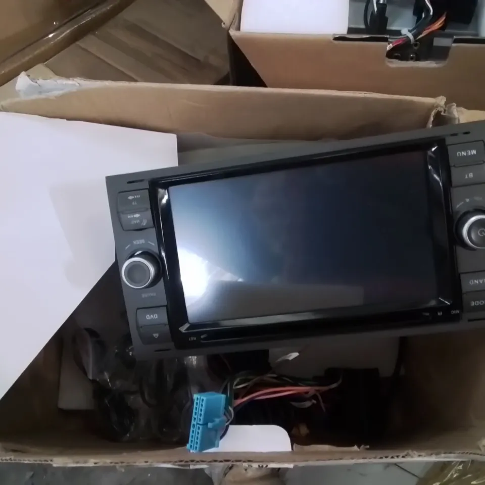 LARGE BOX CONTAINING ASSORTED CAR MULTIMEDIA SYSTEM INTERFACES // MODELS VARY