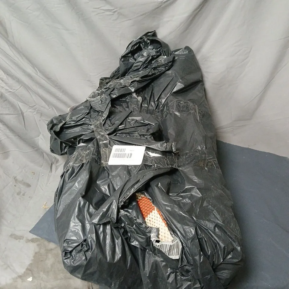 BUNDLEBERRY BY AMANDA HOLDEN CHECKERED INDOOR/OUTDOOR RUG UNBOXED