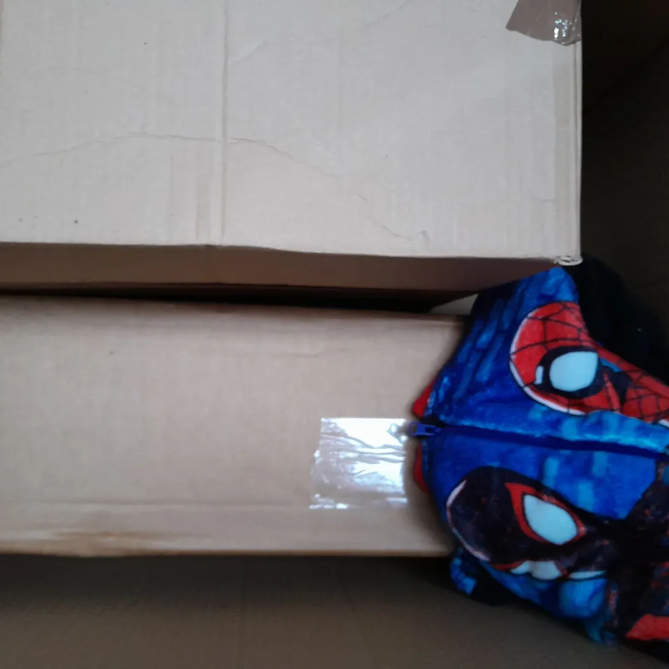 BOX OF 5 ASSORTED HOUSEHOLD ITEMS TO INCLUDE SOFT BASKET MUZZLE, SCENTED CANDLE, ETC