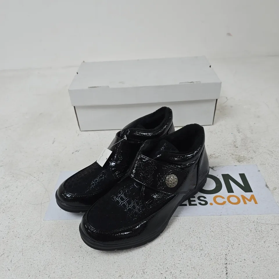 UK 4 BLACK PATENT LEATHER SHOES WITH STRAP – SHOE TREE COMFORT