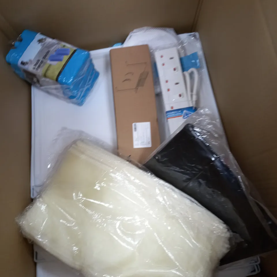 BOX OF APPROX 15 ASSORTED ITEMS TO INCLUDE - FREEZER BLOCKS, EXTENSION LEAD, OVER DOOR HOOK ETC
