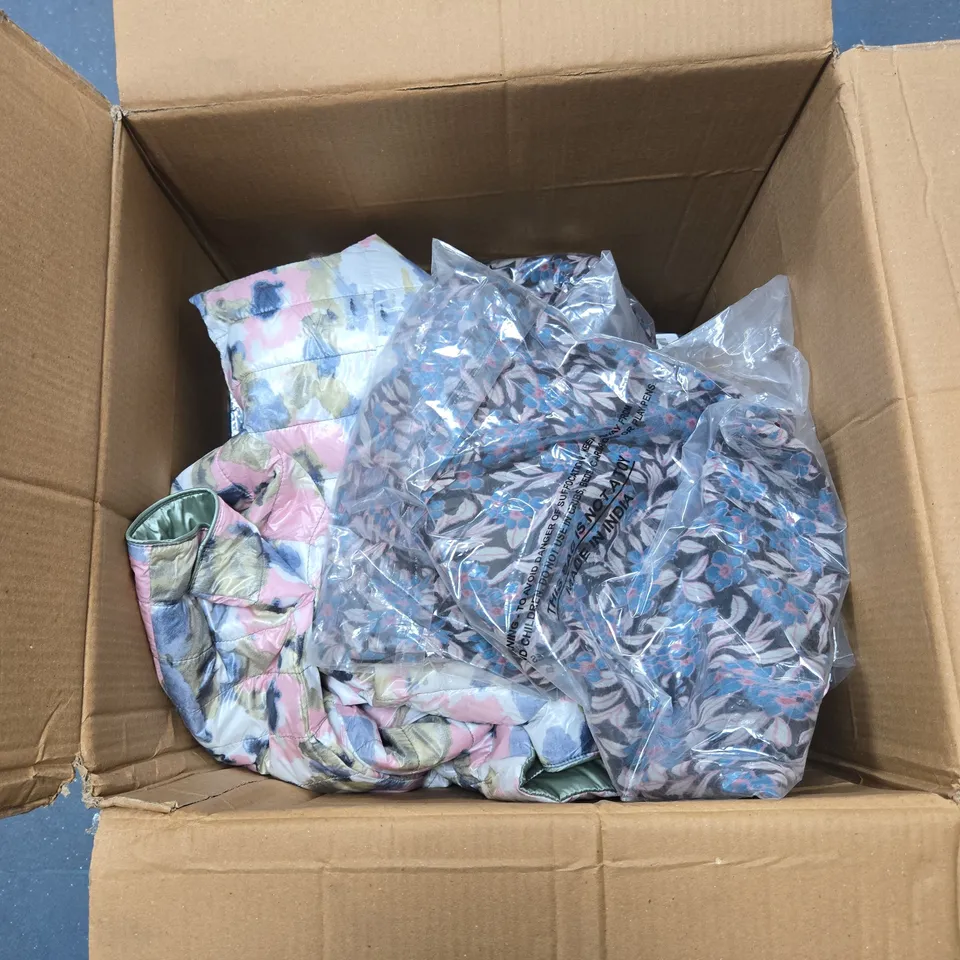 BOX OF APPROXIMATELY 20 X ASSORTED CLOTHING ITEMS TO INCLUDE TAMSY FLORAL PATTERN COAT ETC